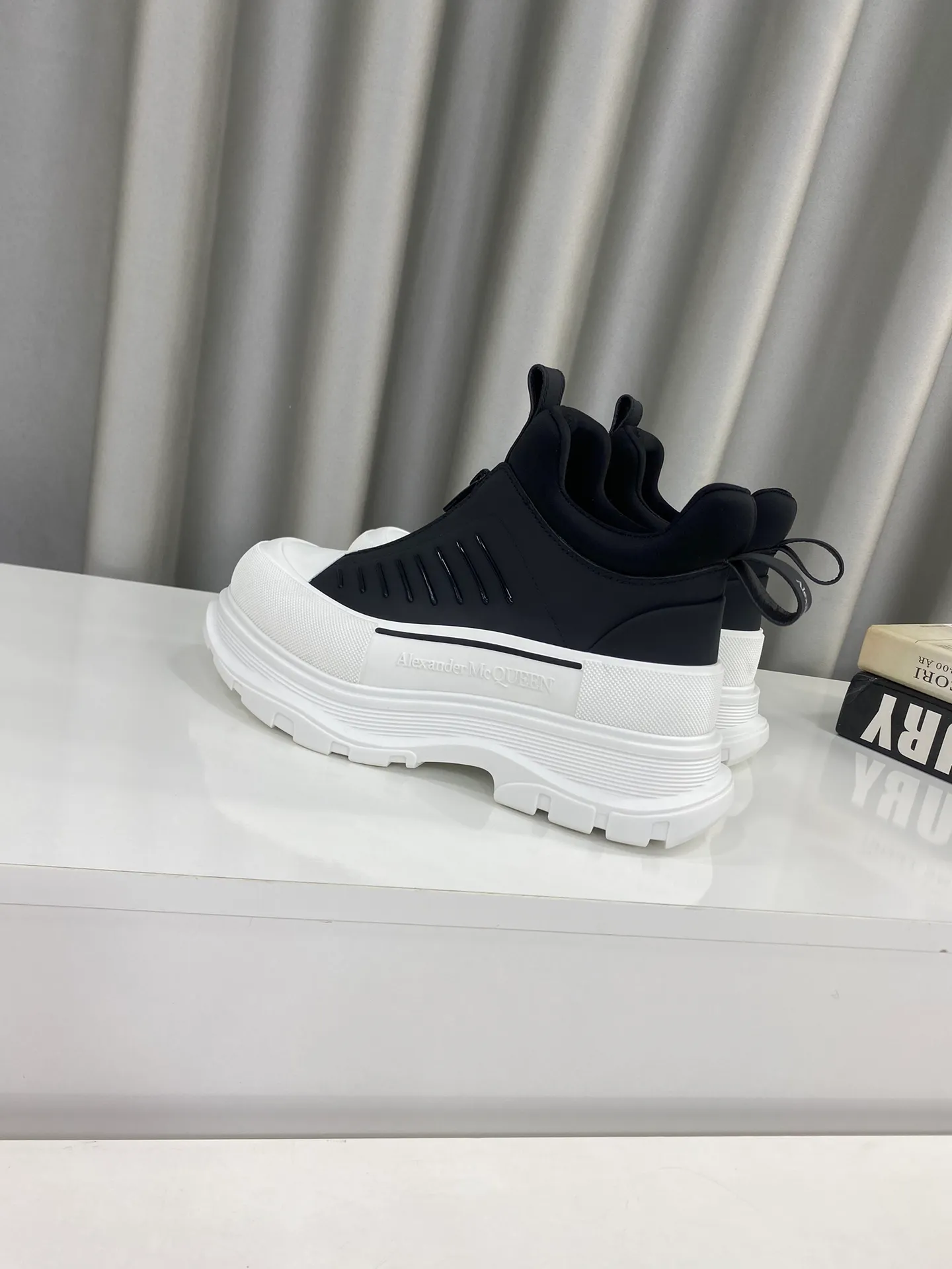 👟👟Ex-factory price 660👟👟Men's size +10 🔺Mc Queen 🔺Alexander McQueen's latest model, thick-soled front zipper dad shoes🌈 The designer has a bold idea and combines the trend of the times with the perfect design. It is super comfortable and versatile, with a new dad-style design and a multi-craft spliced ​​outsole. It is perfect. Many celebrities and Internet celebrities endorse it. 🔥Material: Original custom-made first-layer cowhide for the upper. Inside: Cali sheepskin feet. Outsole: Original TPU multi-layer combination outsole, •┈┈┈┈┈┈★┈┈┈┈┈┈┈• Size: Women’s 35～39 (34, 40, customization is non-returnable) Men’s 39～44 (38, 45, customization is not returnable) Full set of counter original packaging